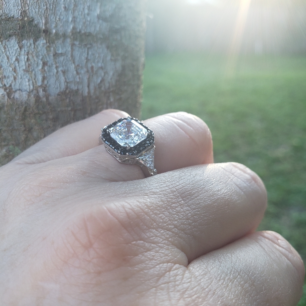 DIAMONIQUE ASSCHER RING - Picture 5 of 9